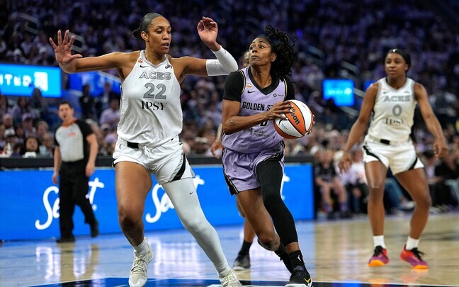 Tiffany Hayes (palliga) läbimurdel A'ja Wilsoni vastu