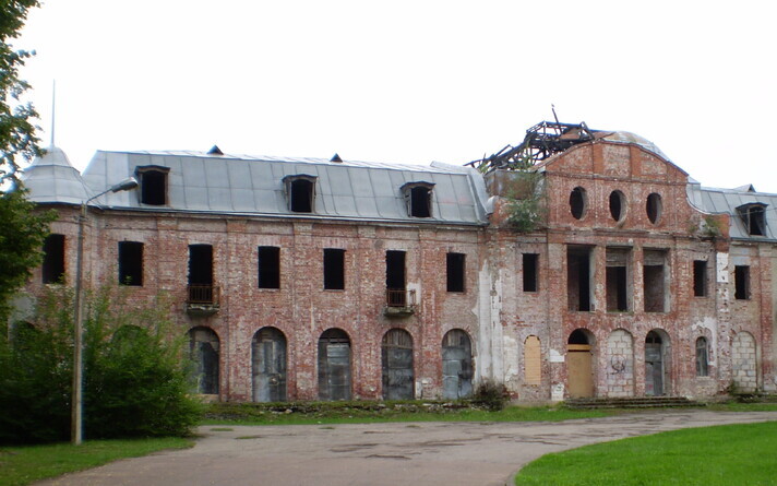 The abandoned Narva-Jõesuu resort hall (Kuursaal).