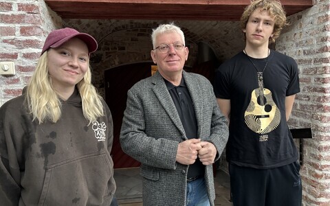 Viljandi kitarrifestivali peakorraldaja ja kunstiline juht Ain Agan ning noored kitarristid Elizabeth Maasing ja Erik Kala.