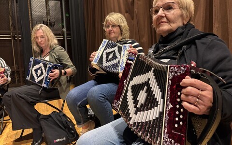 &Uuml;ha kasvav huvi karmo&scaron;kam&auml;ngu &otilde;ppimise vastu meelitas laup&auml;eval J&auml;rvamaale Oisu rahvamajja 70 karmo&scaron;kahuvilist &uuml;le Eesti.