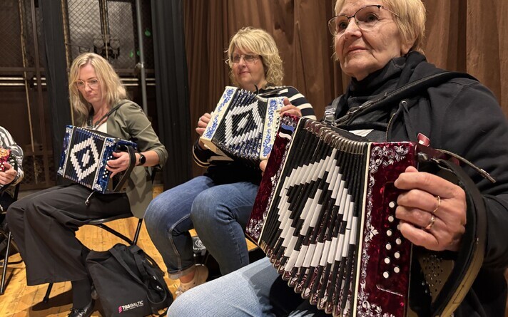Growing interest in learning to play the garmoshka drew 70 enthusiasts from across Estonia to the Oisu community center in Järva County on Saturday.