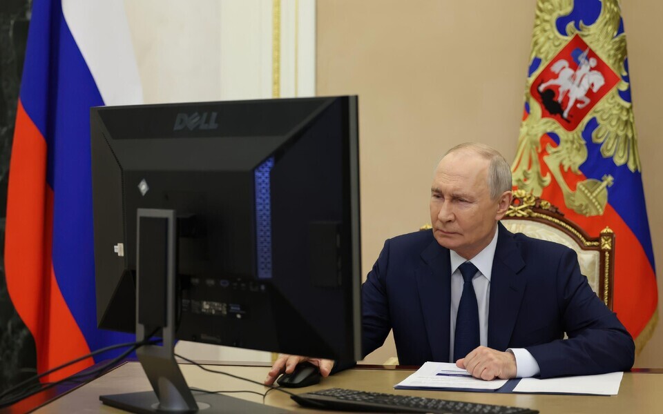 Vene režiimi juht Vladimir Putin arvtiekraani taga.