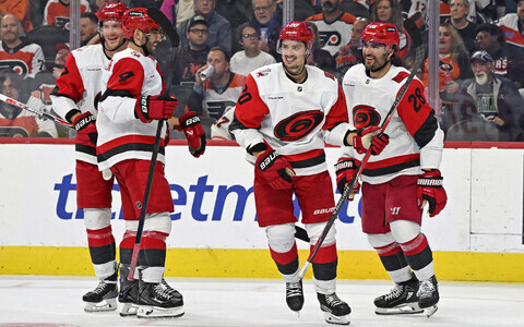 Sebastian Aho (keskel) koos tiimikaaslastega v&auml;ravat t&auml;histamas