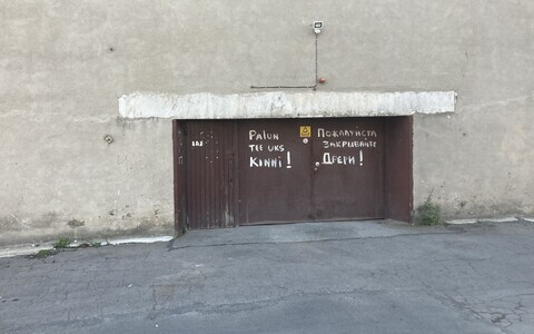 Message painted on a door in  Russian (right) and unclear Estonian (left).