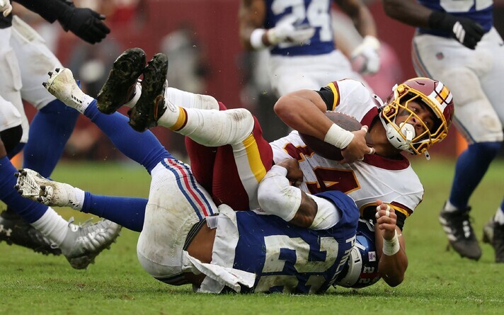 Washington Commanders (valges) ja New York Giants mängisid viiki
