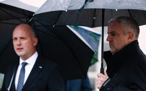 Taimar Peterkop and Paavo Nõgene outside the Riigikogu on President Ülle Madise's inauguration day. October 12, 2026.