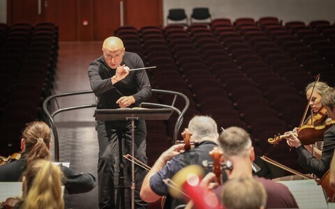 Conductor Paavo J&auml;rvi and the Estonian Festival Orchestra.
