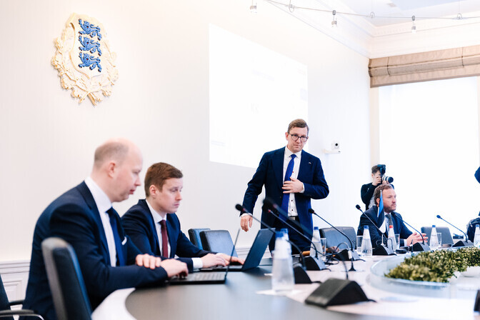 Estonia's minority goverment faces no-confidence motion