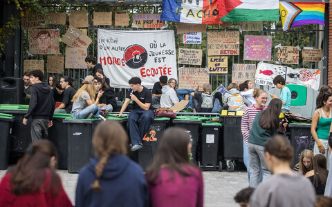 Meeleavaldajad blokeerimas Toulouse'i kesklinnas Saint-Sernini l&uuml;tseumi sissep&auml;&auml;su.