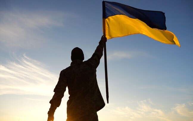 Украинский солдат с флагом.