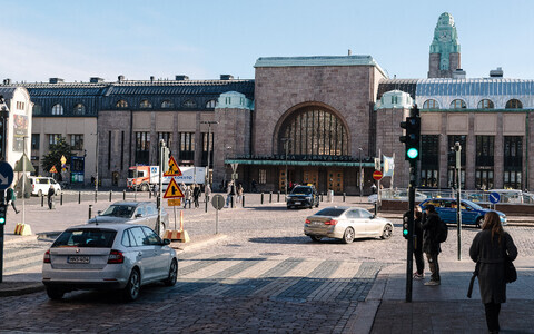 Autod Helsingi raudteejaama juures.