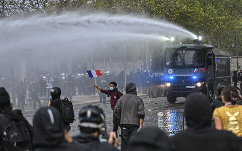 Полиция применила водомет против участников протестного шествия в Париже.