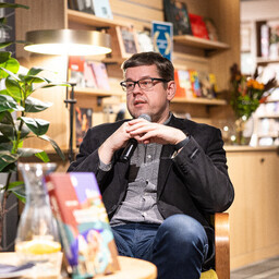 Sinijärve raamatusoovitused: "Lühhike öppetus Eesti kultuurist" on aasta parima lasteraamatu kandidaat