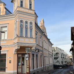 Duvarlarda asılı tabloların bulunduğu sanat galerisi salonu