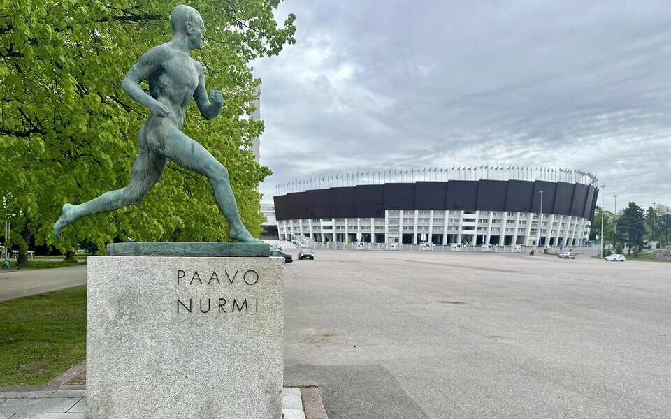 Paavo Nurmi skulptuur Helsingi Olümpiastaadioni lähistel