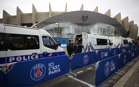 Politseibussid PSG kodustaadioni, Parc des Princes'i ees