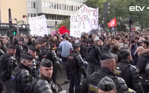 Полиция и протестующие во Франции.