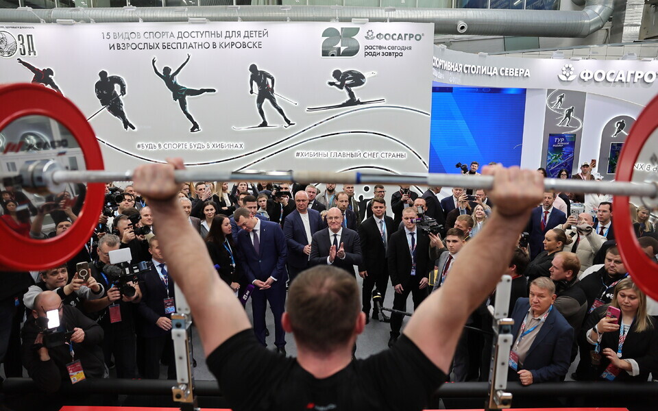 Venemaa spordiminister ja Venemaa Ol&uuml;mpiakomitee esimees Mihhail Degtjarjov ning Venemaa asepeaminister Dmitri T&scaron;ern&otilde;&scaron;enko (vasakult paremale, keskel) k&uuml;lastamas n&auml;itust 2026. aasta rahvusvahelise foorumi "Venemaa &ndash; spordimaa" raames Venemaa Rahvuslikus K
