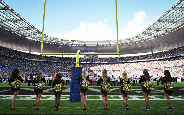 New Orleans Saintsi tantsutüdrukud Stade de France'i staadionil.