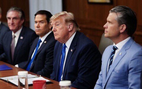 Президент США Дональд Трамп (второй справа) в окружении членов своей администрации.