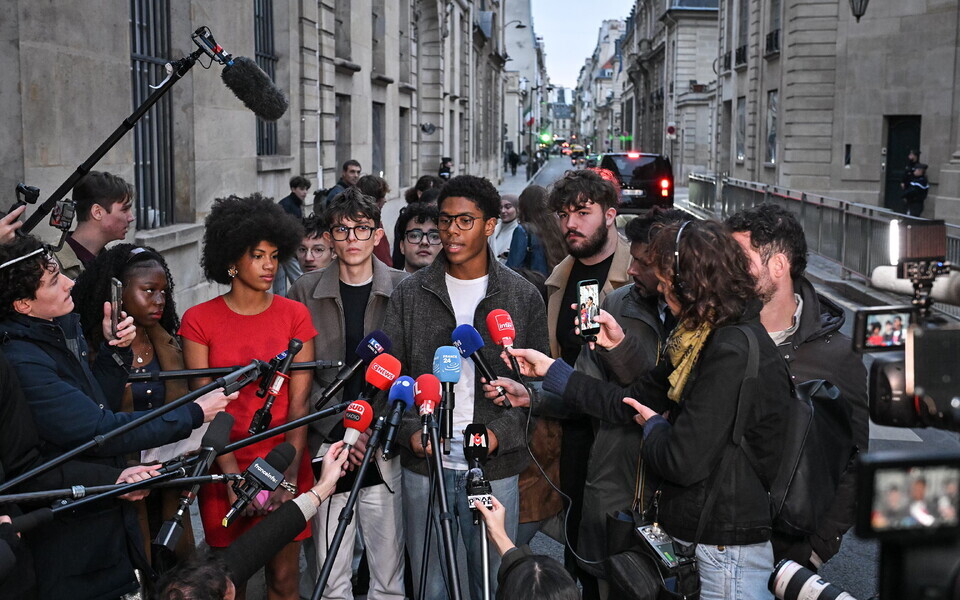 Prantsuse &otilde;pilasliidrid vestlemas ajakirjanikega p&auml;rast kohtumist peaminister Sebastien Lecornuga.