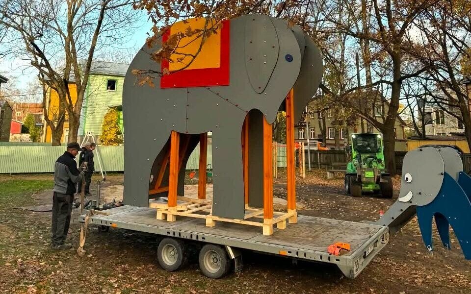 Большой и малый слоны на детской площадке в Пыхья-Таллинне.