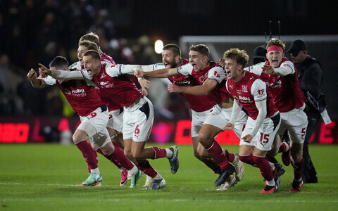 Fleetwood Towni mängijad penaltiseeria võitu tähistamas