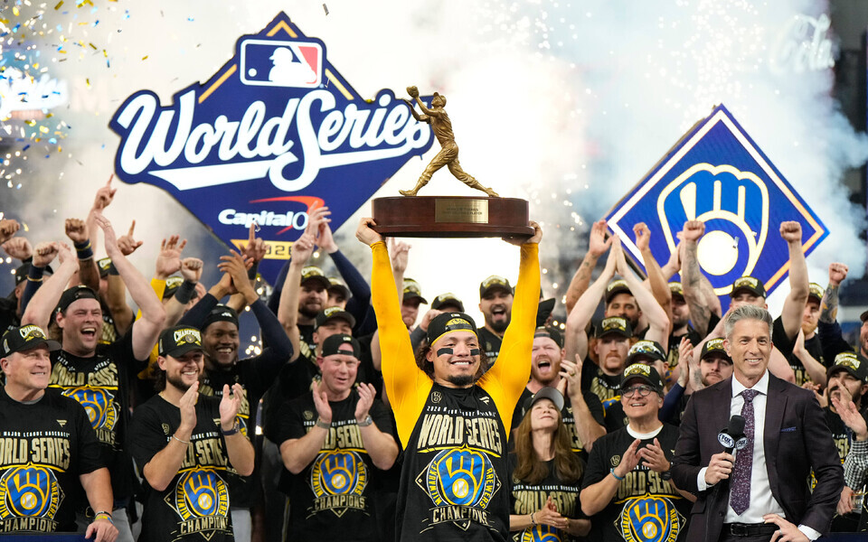 MLB finaalseeria k&otilde;ige v&auml;&auml;rtuslikumaks m&auml;ngijaks nimetatud William Contreras World Seriesi trofeega